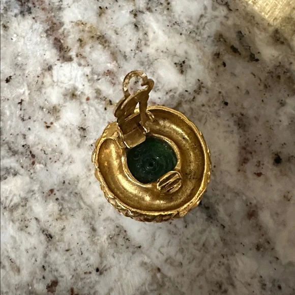 CHANEL Gold and Green Round Earrings PRE-OWNED. - Picture 6 of 6